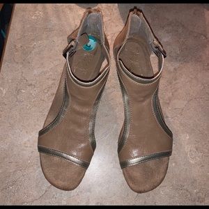 Aerosol Heel Flex Sandals Size 8